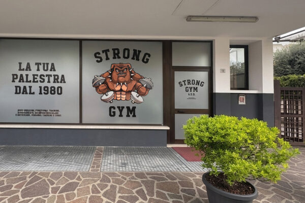strong-gym-decorazione-vetrina