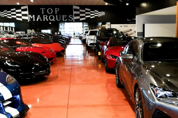 top-marques-scritta-rilievo